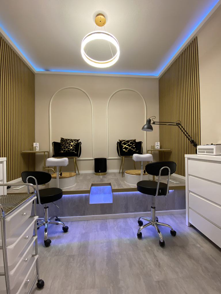 Feet 1 (L) – Dollea Coworking